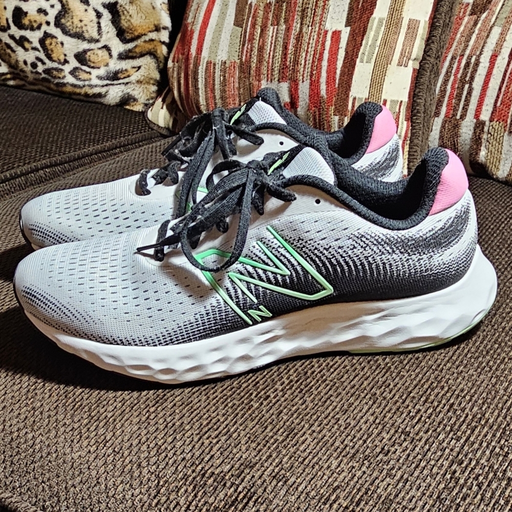 NEW BALANCE WOMEN'S 520 V8 Running Sneaker W Size 10 Pre-loved